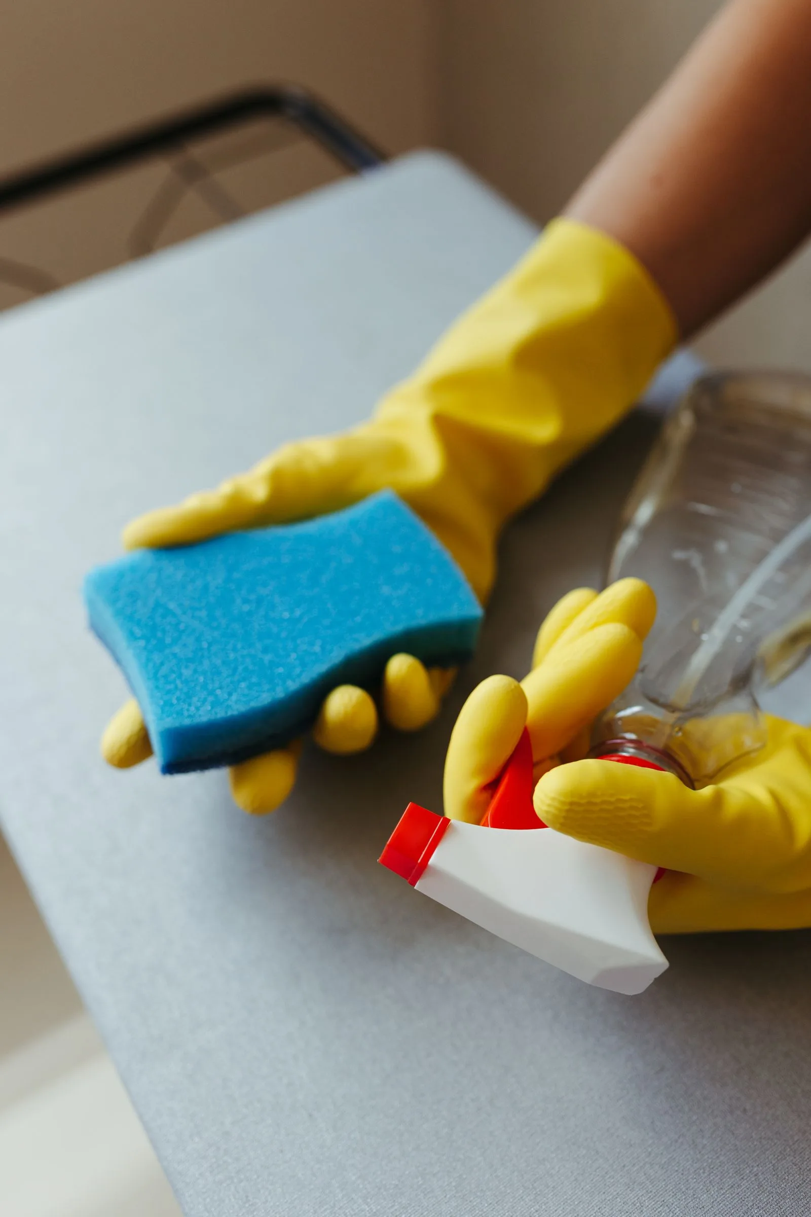 Hygienische Reinigung von Arbeitsflächen mit Tuch und Spray