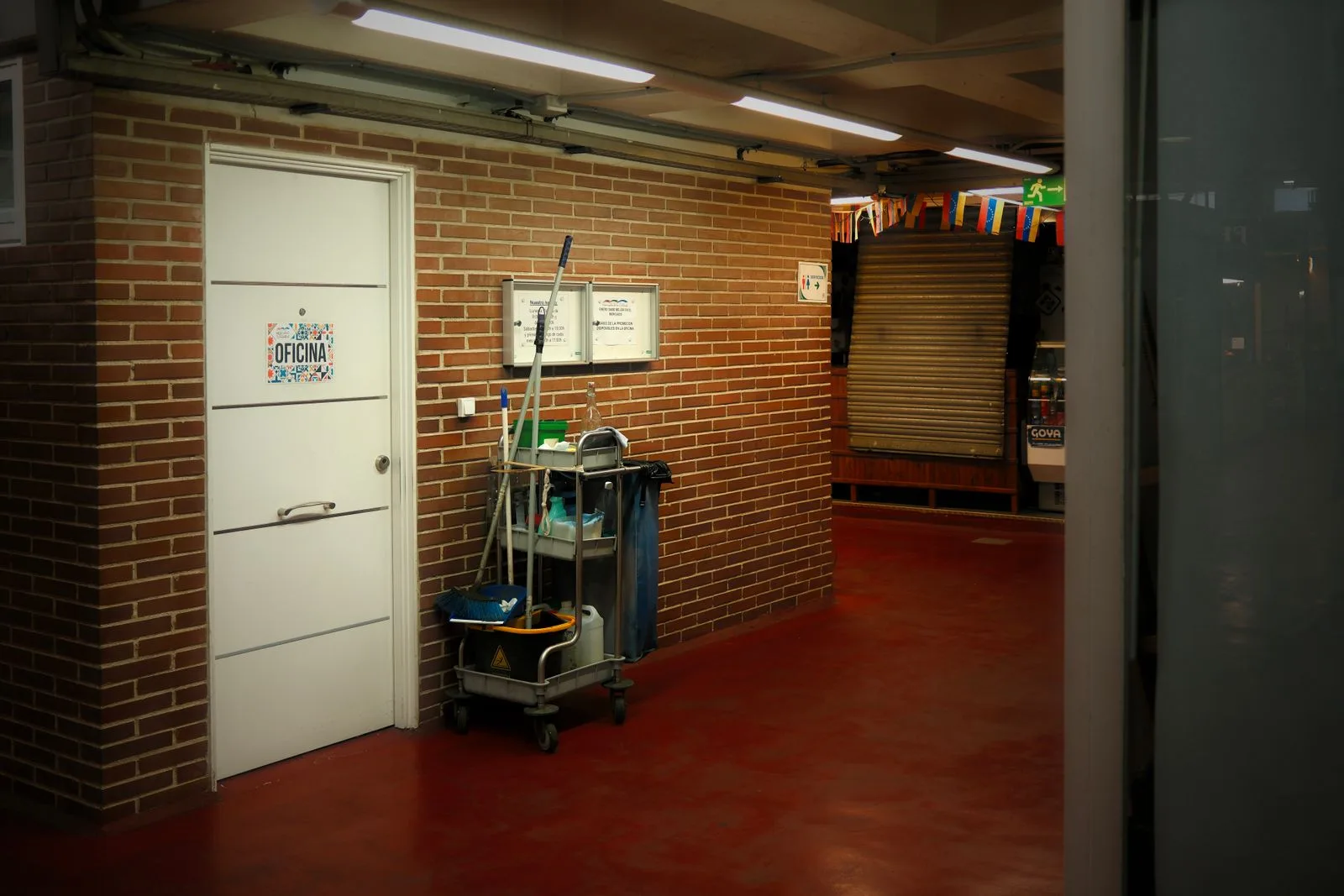 Reinigungswagen in gewerblichem Flur – Unterhaltsreinigung