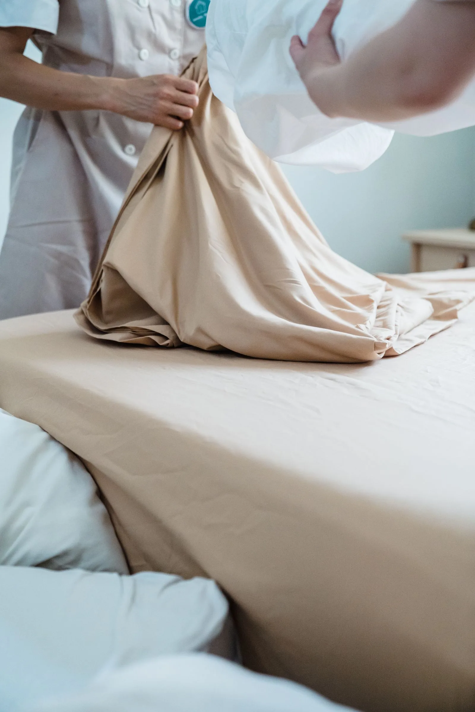 Privatreinigung – frisch gemachtes Bett im Haushalt